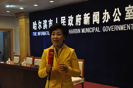 全国人大代表，黑龙江省服装行业协会会长、黑龙江省女企业家协会会长、哈尔滨中华文化促进会副主席 红博商业总经理王丽梅在哈尔滨市人民政府新闻办公室举办的2013哈尔滨国际时装周新闻发布会现场答记者问
