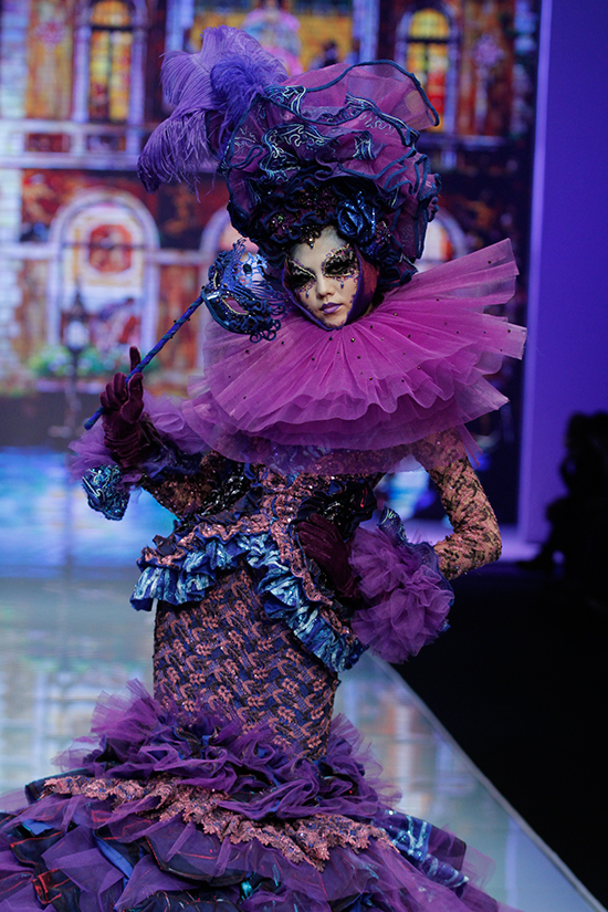 毛戈平在哈尔滨国际时装周发布的专场彩妆秀“汇臻·绘意”