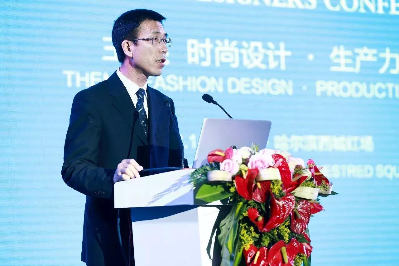 首届世界时尚设计师大会于13日,14日在哈尔滨西城红场开幕